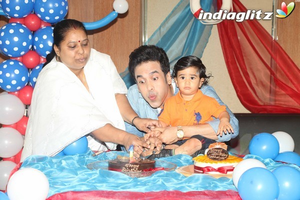 Kareena Kapoor With Baby Taimur at Tusshar Kapoor's Son Birthday Party