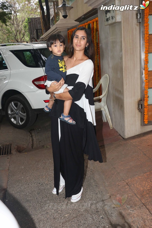 Kareena Kapoor With Baby Taimur at Tusshar Kapoor's Son Birthday Party