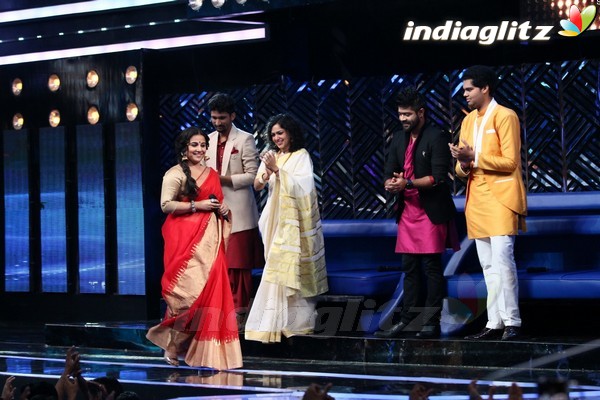 Vidya Balan Promotes 'Begum Jaan' On Set of Indian Idol