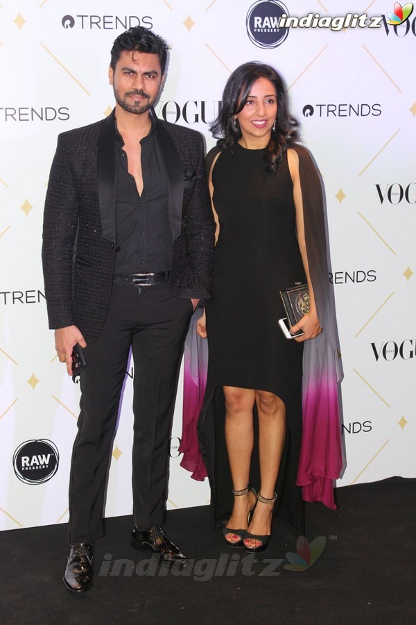 Aishwarya Rai & Akshay Kumar at Red Carpet of Vogue Beauty Awards 2017