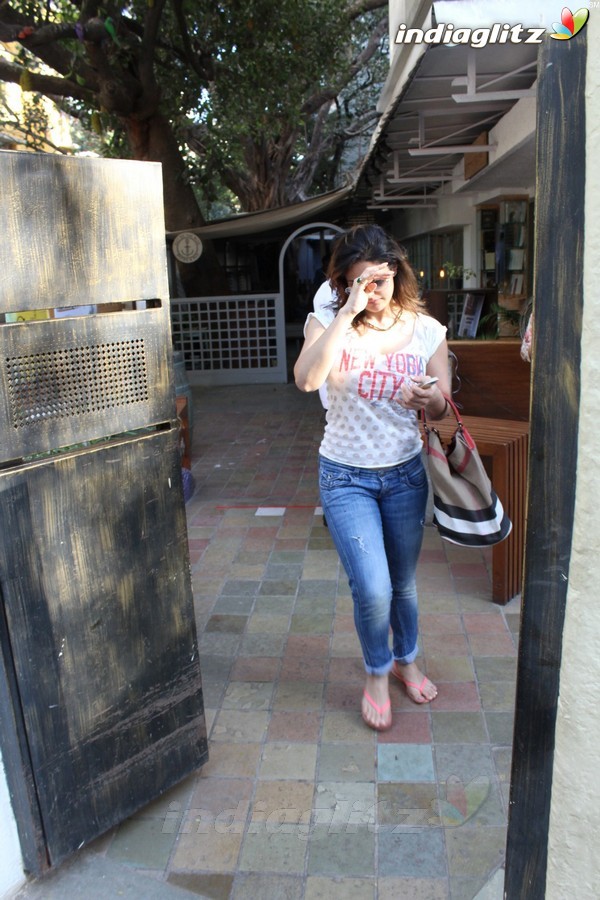 Zarine Khan Spotted at Sutra Restaurant