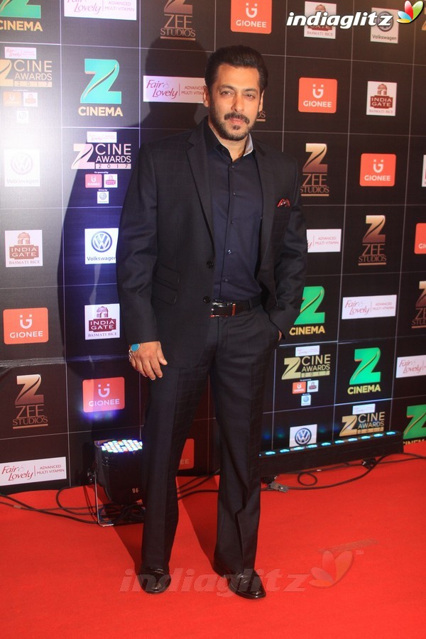 Salman, Kareena, Anushka, Hrithik, Irrfan at Zee Cine Awards 2017