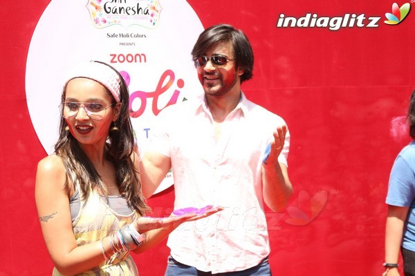 Varun Dhawan, Alia Bhatt at Zoom Holi 2017 Celebration