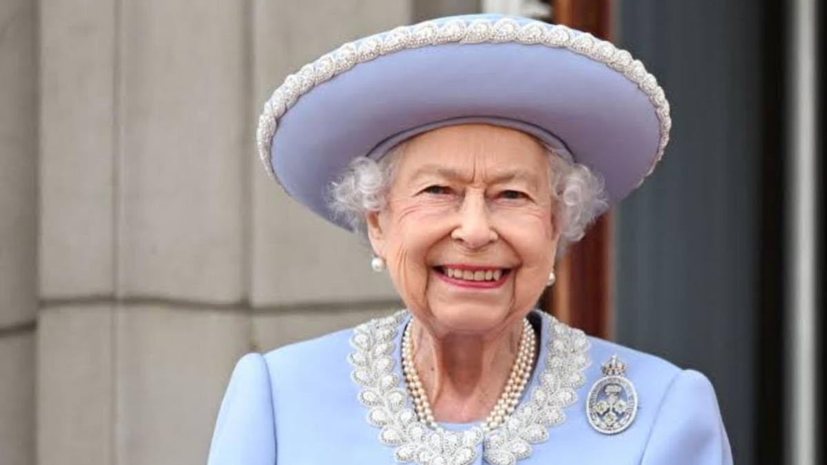 Bollywood mourns the demise of Queen Elizabeth II 