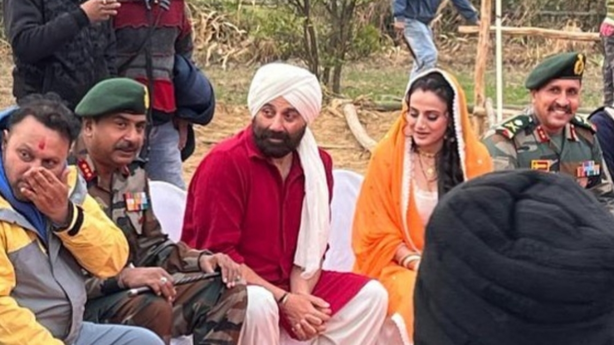 Check out the first look of Sunny Deol and Ameesha Patel from Gadar 2