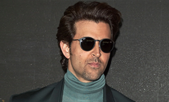 Vikram Vedha star Hrithik Roshan looks oh-so-handsome in this monochromatic picture; checkout