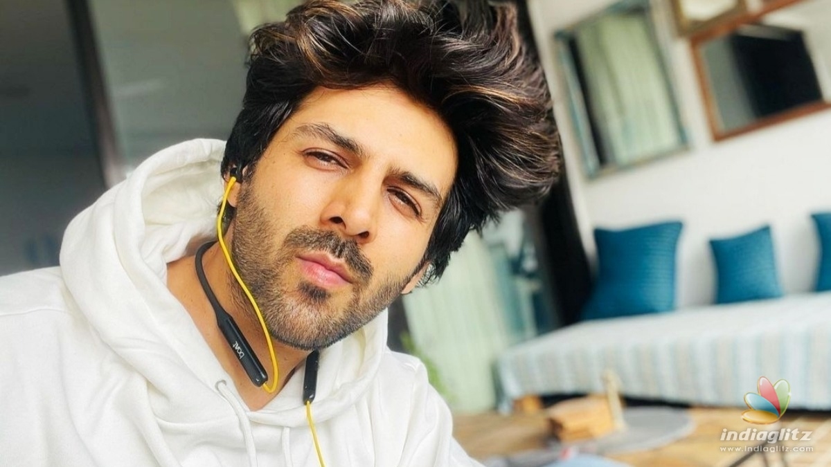 Kartik Aaryan shares an adorable moment with a fan 