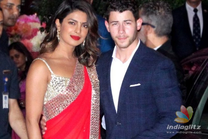 Priyanka Chopra And Nick Jonas’ Romantic Stroll Pics Are Not To Be Missed!