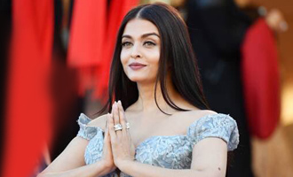 Aishwarya Rai Bachchan turns Desi Cindrella at Cannes red carpet