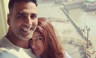 Selfie Time: Akshay, wife Twinkle along with Gateway Of India