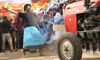 Akshay Kumar pulls tractor with teeth! 'Singh Is Bliing' Latest Stills