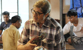 Amitabh Bachchan bargains at Kolkata's famous fish market