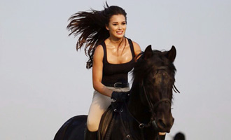 'Singh Is Bling': Amy Jackson shows off her Horse Riding Skills