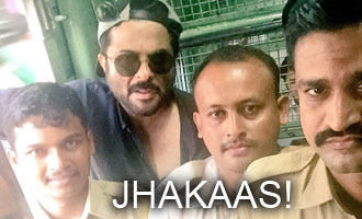 JHAKAAS! Anil Kapoor's selfie with cops!!