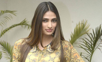 Athiya Shetty turns showstopper at AIFW