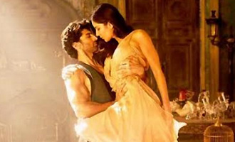 ROMANTIC: Aditya, Katrina sizzle in 'Fitoor' new still