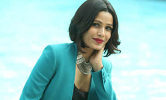 Frieda Pinto to travel with Michelle Obama!
