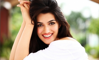 Kriti Sanon Is Having A Great Time With The Sweetest Person On 'Housefull 4' Sets