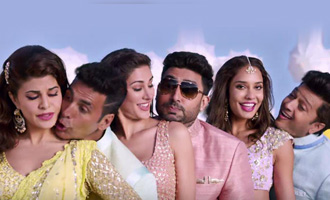 Akshay Kumar comes back to party avatar 'Taang Uthake': 'Housefull 3'!