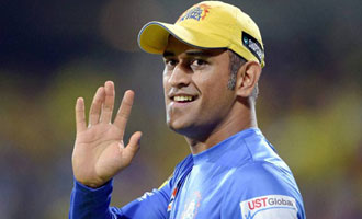 Bollywood applauds Dhoni's captaincy