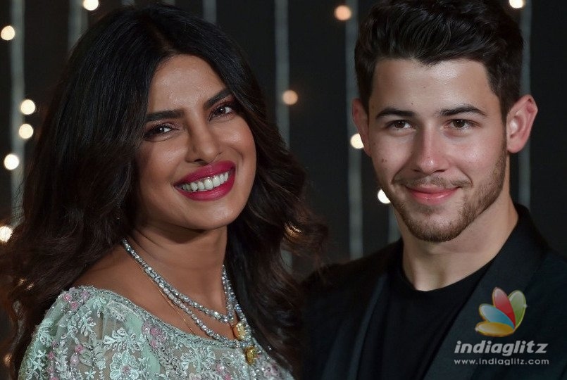 Priyanka Chopra And Nick Jonas Throw Cakes At Fans!