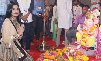Poonam Pandey Came for Darshan at Andhericha Raja