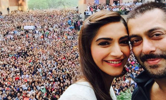 CLICK HERE: To see Selfie le le re moment for Salman and Sonam