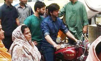 Shah Rukh Khan cool as a biker in 'Raees'