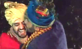 Click Here: Ranveer Singh Kisses Groom!!!