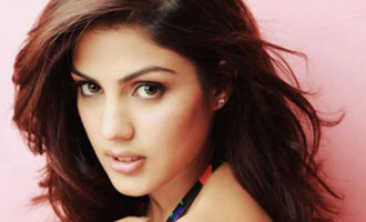 WHAT! Rhea Chakraborty blackmailed 'Game of Thrones' actor!!
