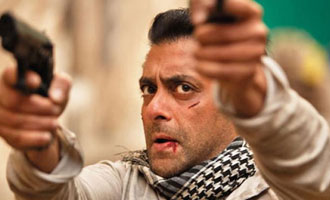 WOW Salman Khan in ACTION with wolves in 'Tiger Zinda Hai'