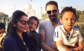 Sanjay Dutt celebrates wedding anniversary at Taj Mahal