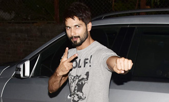Shahid Kapoor cool in casuals promotes 'Udta Punjab'
