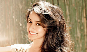 Shraddha Kapoor gives an impromptu dinner to 'Baaghi' crew