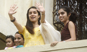 Checkout Shraddha Kapoor enjoying Ganapati visarjan with public