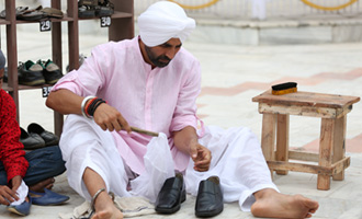 'Singh is Bling': Akshay Kumar offers his Seva at a Gurudwara in Punjab