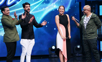 Sonakshi Sinha Promotes 'Noor' On Set of Indian Idol