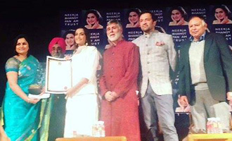 Sonam Kapoor presents Neerja Bhanot bravery award