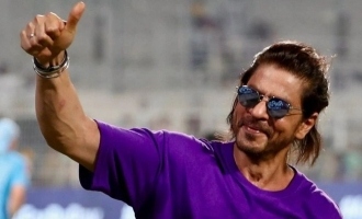 Shah Rukh Khan wins hearts at at IPL match KKR
