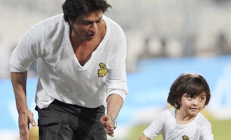 SRK & son AbRam gives ADORABLE moments at Eden Gardens