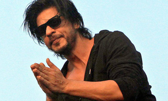 SRK spreads 'Gyaan' to Facebook fans