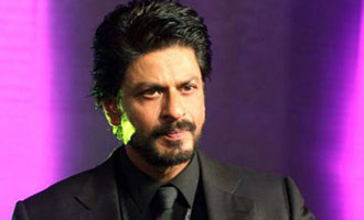 SRK gives medical aid to injured shutterbug