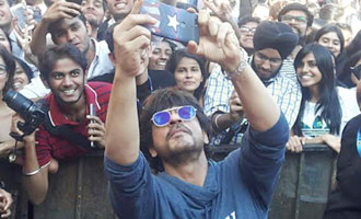 SRK impress Pune students with 'Raees' dialogues!