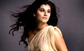 CATCH Taapsee in action on Mumbai streets!
