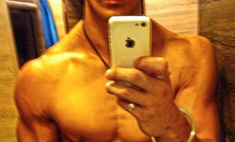 HOT! Tiger Shroff reveals his 'Baaghi' body!!