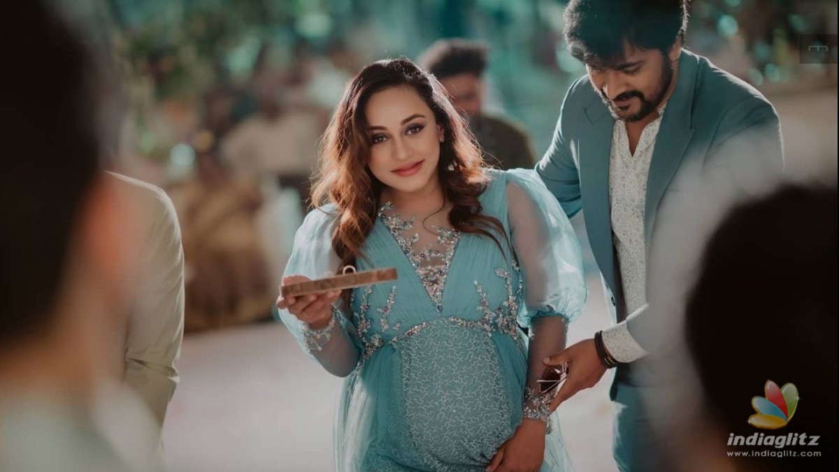 Pearle Maaney and Srinish share an adorable picture with their baby girl