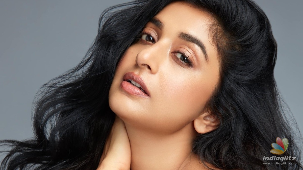 SEE PICS: Meera Jasmines latest glamorous photoshoot awes fans!
