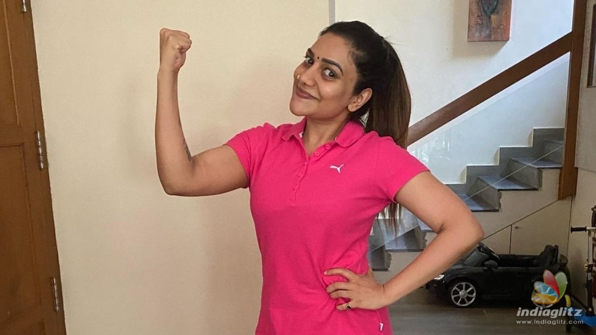 Viral Pics: Singer-actress Rimi Tomy flaunts her muscles!