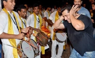 Salman Khan's Madly Dance at Ganpati Visarjan 2015