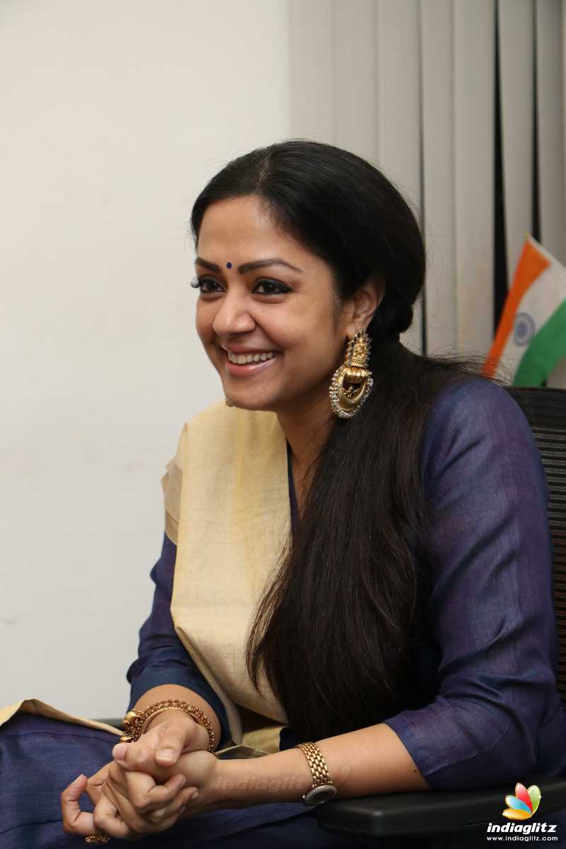 Jyothika Photos - Tamil Actress photos, images, gallery ...